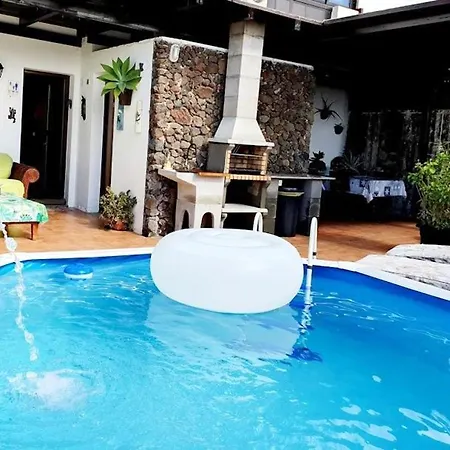2 Bedrooms House With Sea View Private Pool And Enclosed Garden At Tinajo Dom wakacyjny *